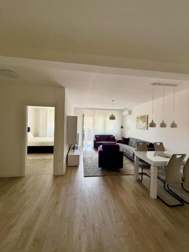 una sala de estar con un sofá y una mesa en Apartman Crystal Centar, en Novi Pazar