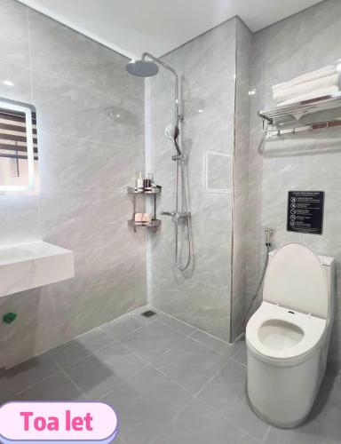 Bilik mandi di Lê Tâm E678 Hotel