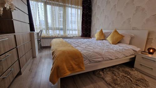 En eller flere senge i et værelse på Central Zen Loft - Comfort & Space for Groups - 3 Double Beds, 2 Baths