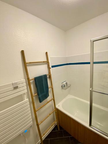 La salle de bains est pourvue d'une baignoire et d'un sèche-serviettes. dans l'établissement Appartement 3 personnes Cabourg-Port Guillaume, à Dives-sur-Mer
