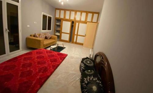 Un pat sau paturi într-o cameră la Best Location, Corniche Bizerte