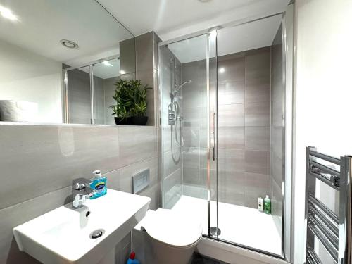 Et badeværelse på The InnerCity Escape 2 Bed & 2 Bath