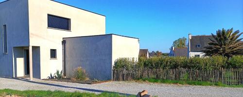 une personne assise par terre devant une maison dans l'établissement Maison de vacances Ty Zoizos à 250 m de la plage, à Plouescat