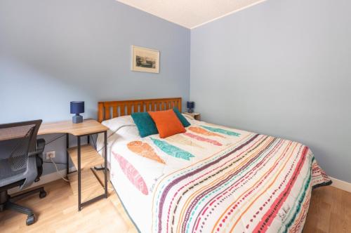 une chambre avec un lit et un bureau avec un ordinateur dans l'établissement Balcon du Tréport, au Tréport