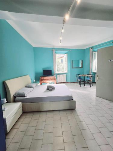 a large bedroom with a bed and a table at Il Grifo Guest House in Lesa