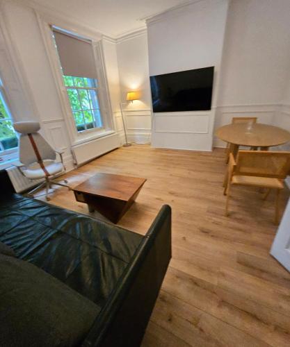 Televisyen dan/atau pusat hiburan di Waterloo London , Haru Residence can sleep up to 8ppl