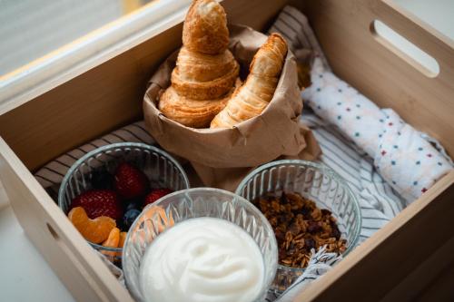 een doos gevuld met gebak, fruit en yoghurt bij Mallard Inn in St. John's