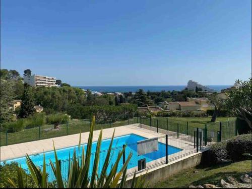 une grande piscine dans une cour avec dans l'établissement Villeneuve Loubet, 2 pièces avec Parking et Piscine, à Villeneuve-Loubet