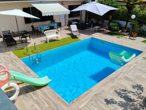 Swimmingpoolen hos eller tæt på Acquapetra, appartamento per l'estate