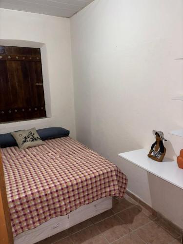 a small bedroom with a bed and a window at Casa na Serra próximo ao Polo Cultural, Sítio Santo Antônio in Bezerros