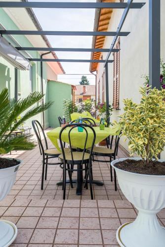 an outdoor patio with a yellow table and chairs at Rooms & Breakfast Centrale in Fabriano