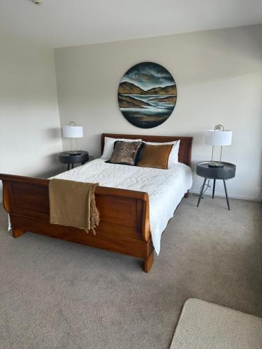 Voodi või voodid majutusasutuse Picton Waterfront Apartments toas
