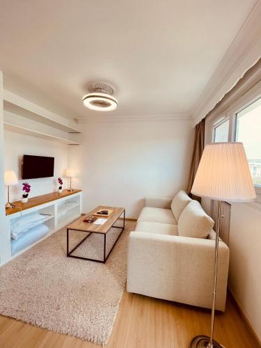 un salon avec un canapé et une table dans l'établissement Studio Des Pins, à Antibes