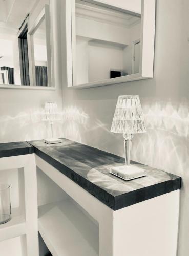 - un bureau blanc avec une lampe au-dessus dans l'établissement Studio Des Pins, à Antibes