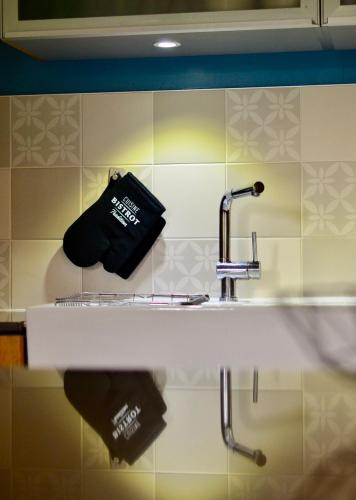 un évier de cuisine avec un robinet et deux sacs dessus dans l'établissement Maison de campagne avec piscine, à Chambon