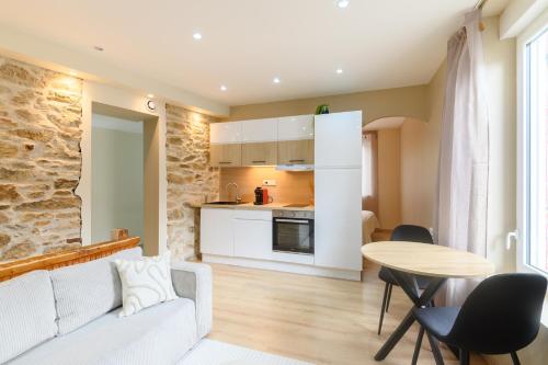 un salon avec un canapé et une table dans l'établissement Les Pierres dorées - Moderne & Confort, à La Roche-sur-Yon