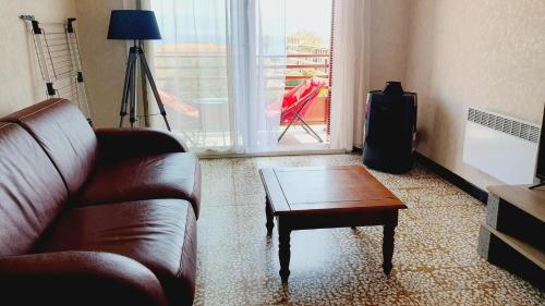 un salon avec un canapé et une table basse dans l'établissement L Essentiel, à Ajaccio