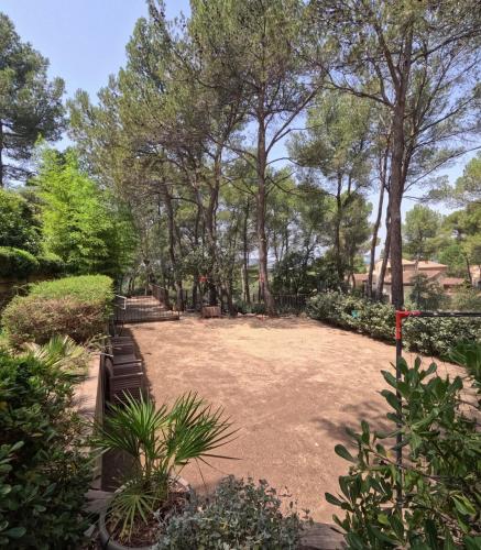 Photo de la galerie de l'établissement Villa dans pinède du Luberon, à Cavaillon