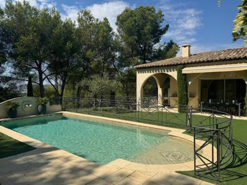 Photo de la galerie de l'établissement Villa dans pinède du Luberon, à Cavaillon