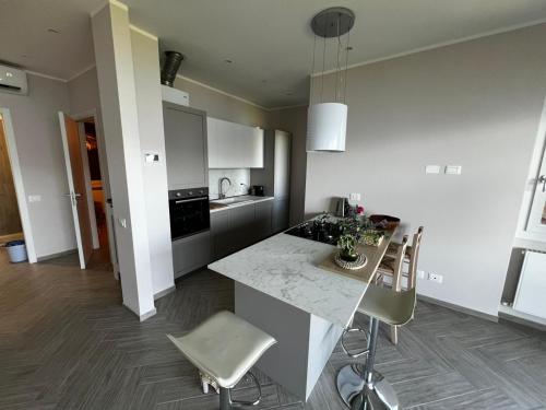 Η κουζίνα ή μικρή κουζίνα στο New Cozy Stay with Lakeview