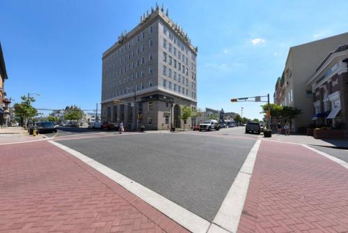 an empty street with a tall building on the corner at 2BR Beach Escape - Walk to Boardwalk - Parking in Ocean City