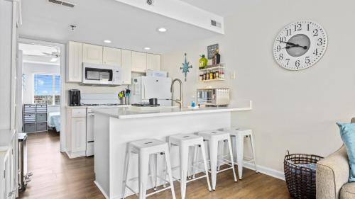 Køkken eller tekøkken på Steps to Beach - Ocean Views - Pool