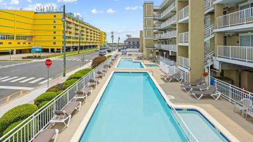 Swimmingpoolen hos eller tæt på Steps to Beach - Ocean Views - Pool
