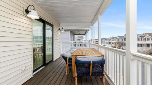 Balkoni atau teres di Sleeps 8 - Walk to Beach - Bright OC Condo