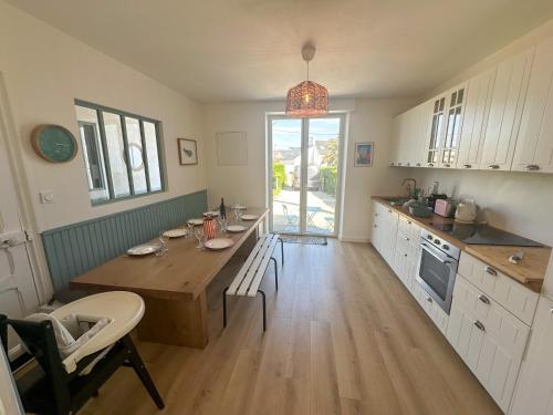 Photo de la galerie de l'établissement KER AVEL - Maison familiale renovee proche plage, à Ploudalmézeau