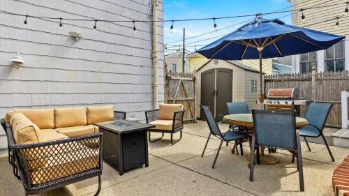 Posezení v ubytování Charming North End OC Beach House 4BR 3BA