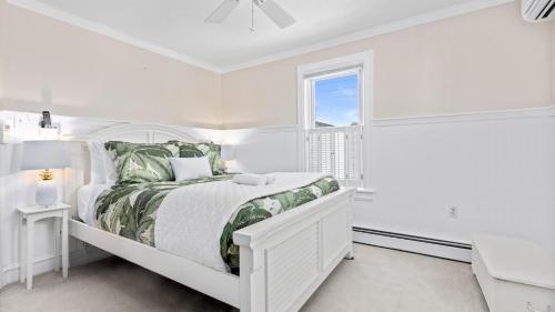 Postel nebo postele na pokoji v ubytování Charming North End OC Beach House 4BR 3BA