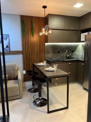Η κουζίνα ή μικρή κουζίνα στο Flat apartamento de alto padrão em Tambaú