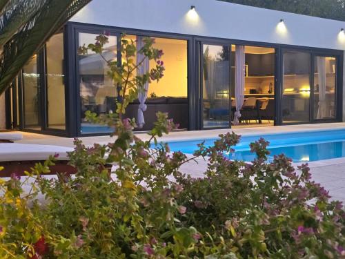 Villa TM with private heated pool, poolhouse & private garage