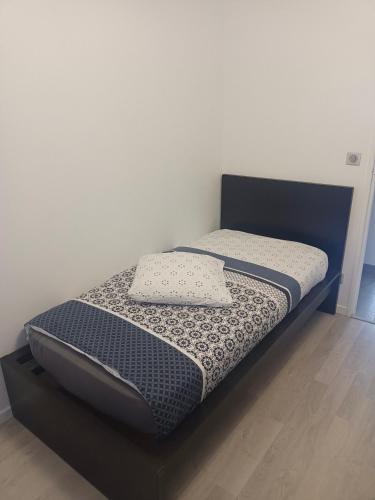 un lit avec deux oreillers dessus dans l'établissement Maison complètement rénovée 3 chambres, à Chambly