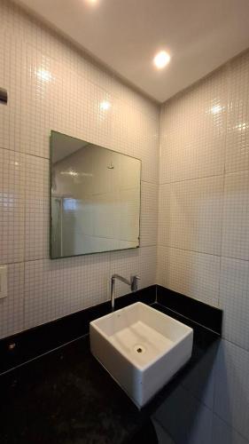 Ένα μπάνιο στο Quarto Duplo com cama extra, banheiro privativo e cozinha