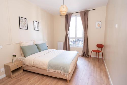 une chambre blanche avec un lit et une fenêtre dans l'établissement Le petit Haussmann, à Clichy