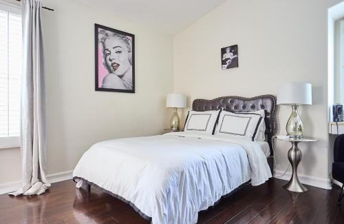 a bedroom with a bed with a white bedspread at Hollywood Hills Homestay in Los Angeles
