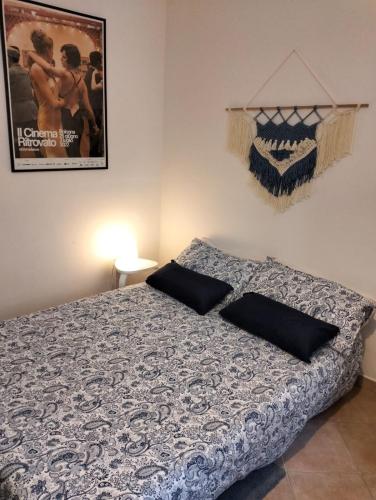 Dormitorio con cama y póster de cine en la pared en Amicizia Erminia, en Pineto
