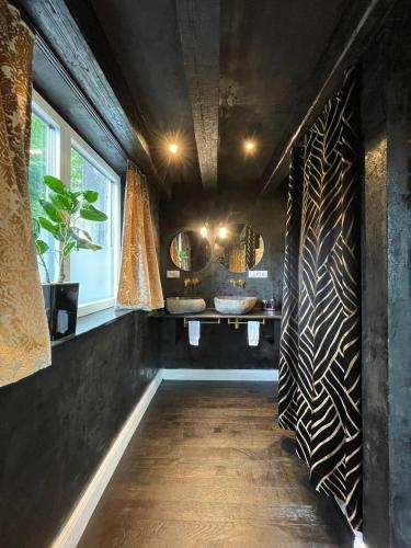a room with a hallway with black walls and a window at Bahnhofsoase - Wellness & Spa am Krufter Bahnhof in Kruft
