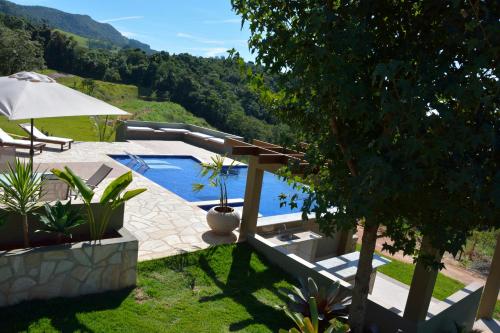 a swimming pool with a view of a mountain at Hotel Pousada Água Da Mina in Monte Sião