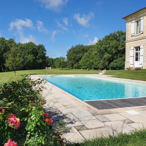 une piscine devant une maison dans l'établissement Maison de maître - proche de Saint Emilion, à Gardegan-et-Tourtirac