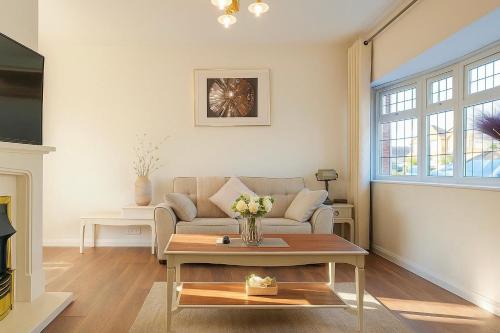 a living room with a couch and a coffee table at Happy Day 温馨小居-Walk to Warwick Uni & Cannon Park in Coventry that offers free parking in Coventry