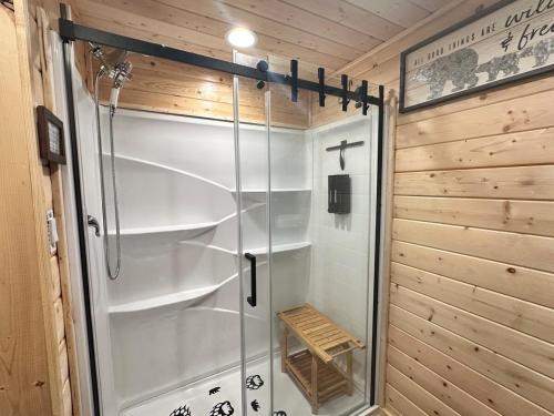 Ένα μπάνιο στο Elegant, Cozy Cub Cabin near Lake with Laundry Unit