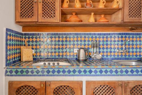 Η κουζίνα ή μικρή κουζίνα στο DARNA Tangier Classic Home Steps to Kasbah