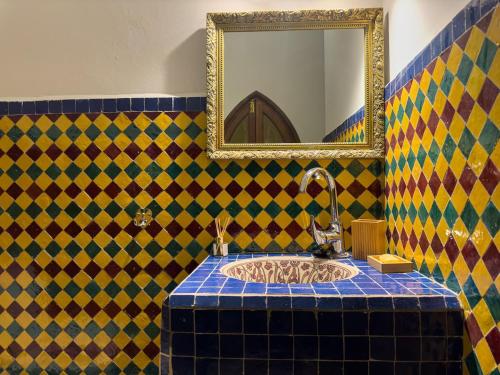 Ένα μπάνιο στο DARNA Tangier Classic Home Steps to Kasbah