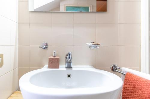 Suite con bagno privato con WiFi a 200m dalla metro
