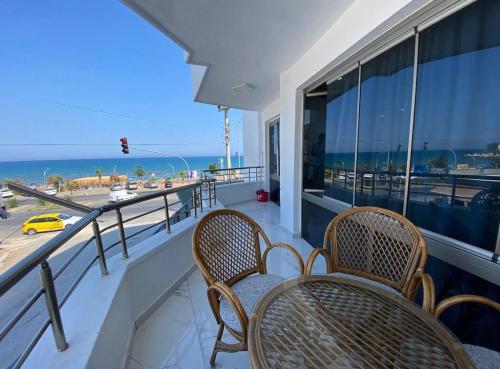 two chairs on a balcony with a view of the ocean at Beyaz motel in Erdemli