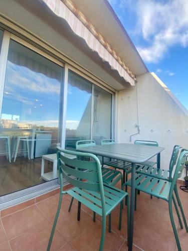 une table et des chaises sur un balcon avec vue dans l'établissement Beautiful Private rooftop with sea view 4 people, à Saint-Raphaël