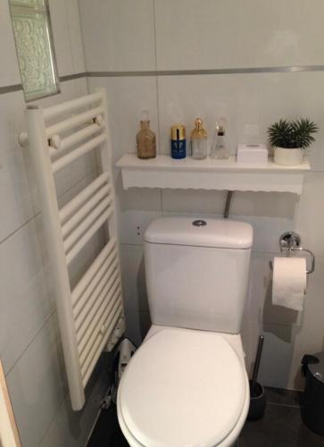 une salle de bain avec des toilettes blanches dans une chambre dans l'établissement Appartement typiquement parisien, à Paris