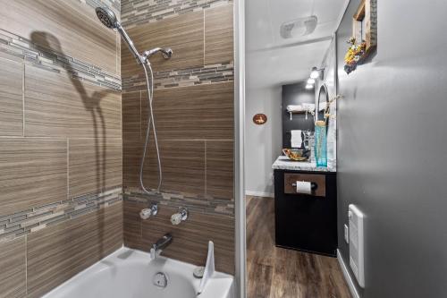 a bathroom with a tub and a shower at Sheldon Cottage in Laurentides Quebec in Rivière-Rouge